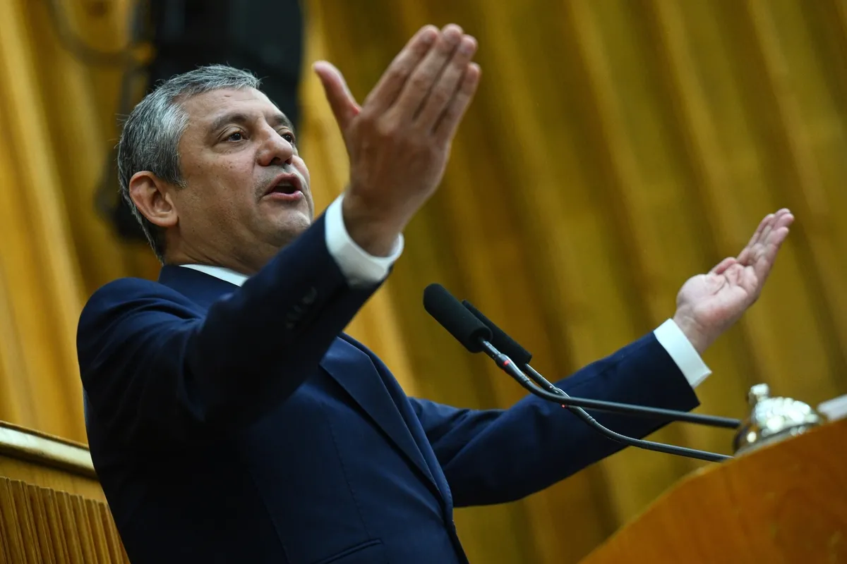 sokak-provokasyonu-sonrasi-a-haberi-tehdit-etti-ozgur-ozelden-skandal-cikis-biz-sokaga-cikarsak-1792610452055.jpeg Özgür Özel skandal çıkışını yineledi! Sokak provokasyonu sonrası A Haber’e açık tehdit-3