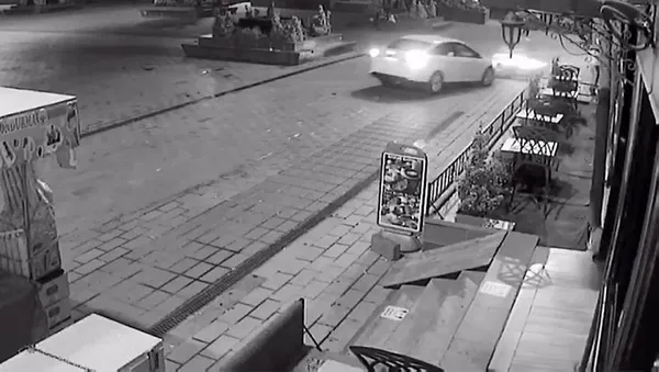 istanbulda-kazada-havaya-firlayan-motosiklet-surucusu-bankin-uzerine-oturdu-1593698005881.jpg İstanbul'da kazada havaya fırlayan motosiklet sürücüsü bankın üzerine oturdu-2