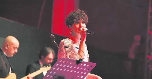 Halit Ergenç eşi Bergüzar Korel'i hayranlıkla dinledi