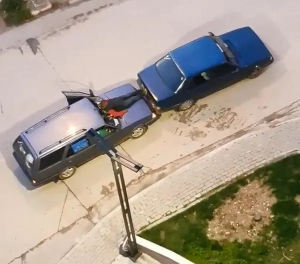 bursada-seyir-halindeki-otomobilin-on-kaputuna-oturan-bir-kisi-ondeki-araci-ayaklariyla-itti-1618985746773.jpg Bursa'da seyir halindeki otomobilin ön kaputuna oturan bir kişi öndeki aracı ayaklarıyla itti-6