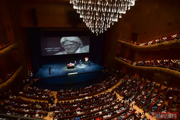 Cüneyt Arkın son yolculuğuna uğurlandı! Oğlu Murat Arkın babasına repliğiyle veda etti: Ağlamayın be, böyle insanlara ağıt değil destan yaraşır! - 33