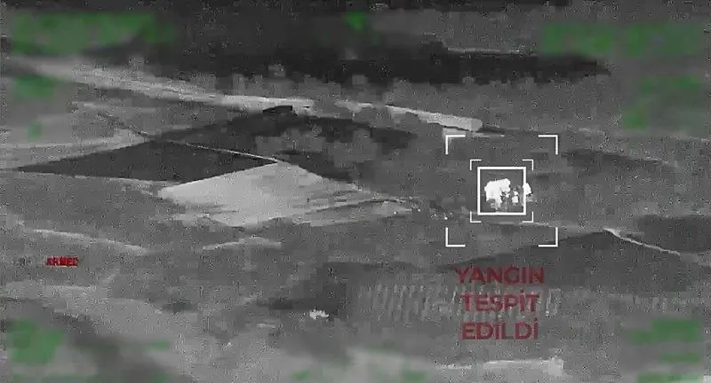 3 şüphelinin, yakalandığı anlara ait insansız hava aracının kamerasına yansıyan görüntüler ortaya çıktı. (DHA)