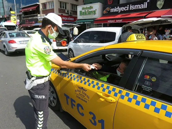 ceza-kesilen-taksici-muhabire-patladi-sen-sor-diye-1633004862203.jpg Ceza kesilen taksici muhabire patladı: Sen sor diye...-6
