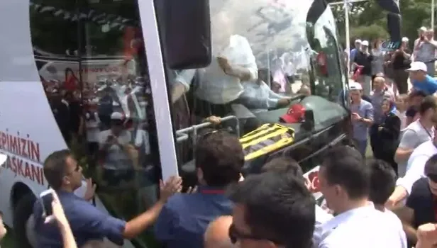 Muharrem İnce'nin otobüsü çamura saplandı