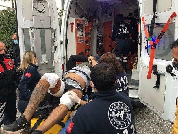 izmirde-adliye-girisinde-polisin-elinden-kacan-supheli-dur-ihtarina-uymayinca-bacaklarindan-vuruldu-1617555818735.jpeg İzmir'de adliye girişinde polisin elinden kaçan şüpheli 'dur' ihtarına uymayınca bacaklarından vuruldu!-4