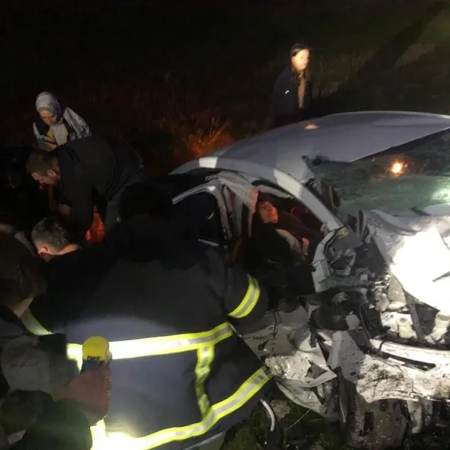 İki otomobil kafa kafaya çarpıştı: 7 yaralı