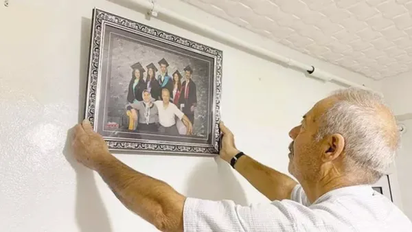 bir-babanin-en-mutlu-ani-tek-maasla-okuttugu-5-cocugu-da-universiteden-mezun-oldu-cubbeleriyle-aile-fotografi-1664259200493.jpg Bir babanın en mutlu anı! Tek maaşla okuttuğu 5 çocuğu da üniversiteden mezun oldu cübbeleriyle aile fotoğrafı çektirdiler-2