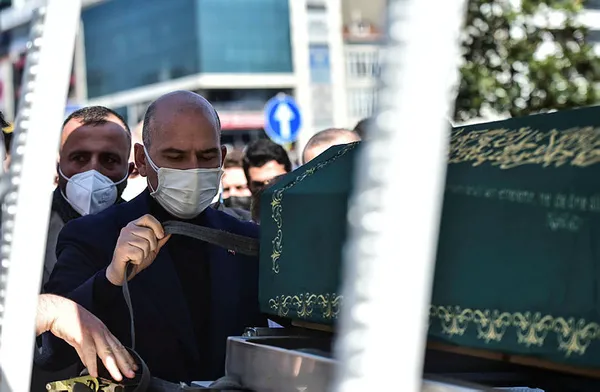 Süleyman Soylu’nun annesi Servet Soylu son yolculuğuna uğurlandı-7
