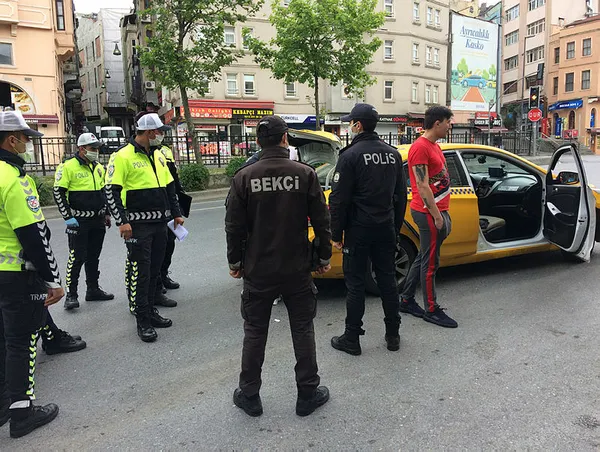 taksicinin-yaniti-polisi-bile-saskina-cevirdi-yer-istanbul-1590227597374.jpg Taksicinin yanıtı polisi bile şaşkına çevirdi! Yer: İstanbul-1