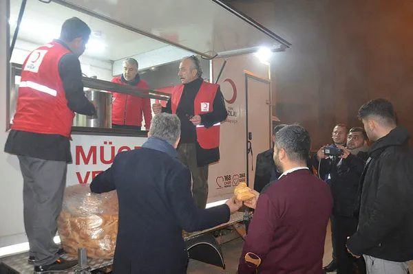 Hatay’daki depremde evlerine girmeyenlere çorba dağıtıldı-2