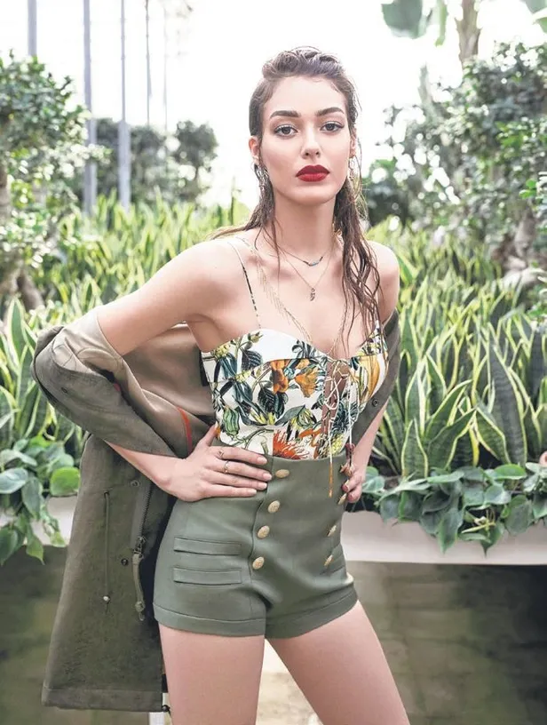 los-angelestaki-oscar-odulleri-torenine-katilan-nevbahar-koc-kesenin-agzini-acti-1678825993779.jpeg Los Angeles’taki Oscar Ödülleri Töreni’ne katılan Nevbahar Koç kesenin ağzını açtı-6