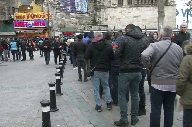Eminönü'nde Milli Piyango kuyruğu!