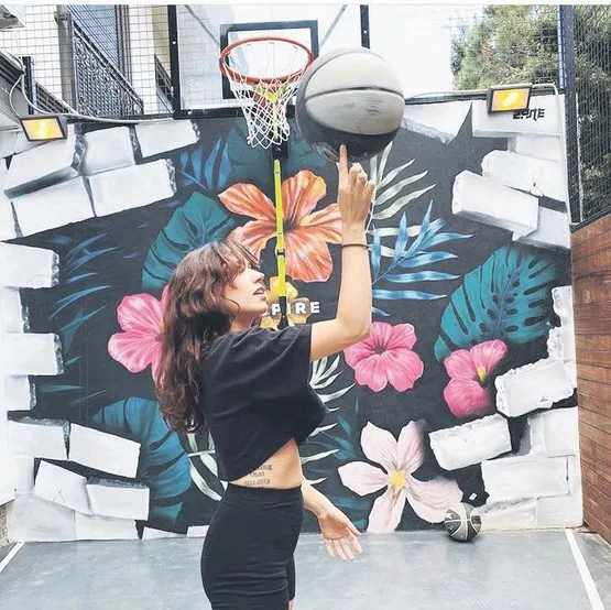 zeynep-bastik-michael-jordani-anlatan-belgesele-hayran-kaldi-basketbol-topuyla-sov-yapti-1588807264447.jpeg Zeynep Bastık Michael Jordan’ı anlatan belgesele hayran kaldı! Basketbol topuyla şov yaptı…-2
