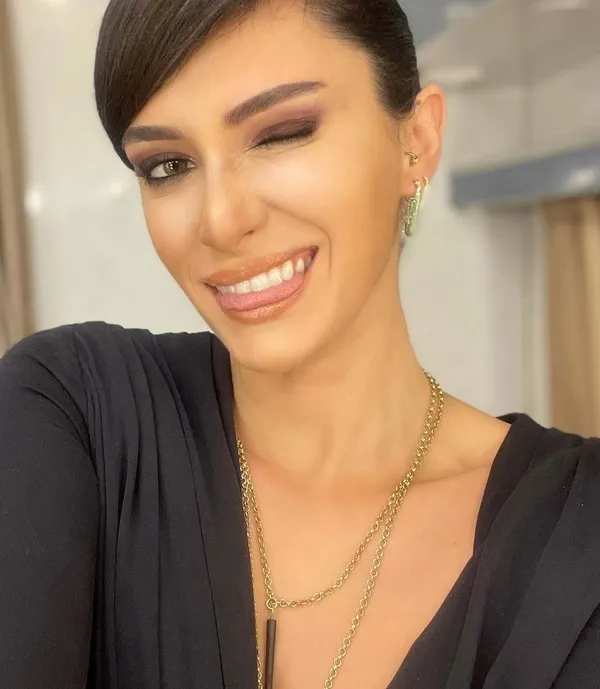 annemizi-saklarkenin-handani-hande-dogandemir-tarziyla-olay-oldu-super-minisi-ve-uzun-cizmeleriyle-verdigi-poza-yorum-yagdi-1639781302001.jpg Annemizi Saklarken’in Handan’ı Hande Doğandemir tarzıyla olay oldu! Süper minisi ve uzun çizmeleriyle verdiği poza yorum yağdı-4