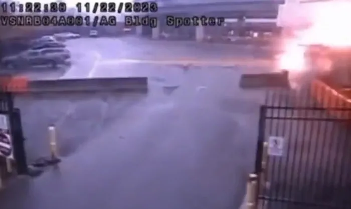 son-dakika-i-teror-saldirisi-mi-abd-ile-kanadayi-baglayan-rainbow-koprusunde-buyuk-patlama-o-anlar-kameraya-bo-1700685060677.jpeg SON DAKİKA I Terör saldırısı mı? ABD ile Kanada'yı bağlayan Rainbow Köprüsü'nde büyük patlama! O anlar kameraya böyle yansıdı-5