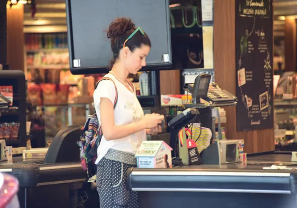 Beren Saat'in mutfak alışverişinde dikkat çeken detay!-8