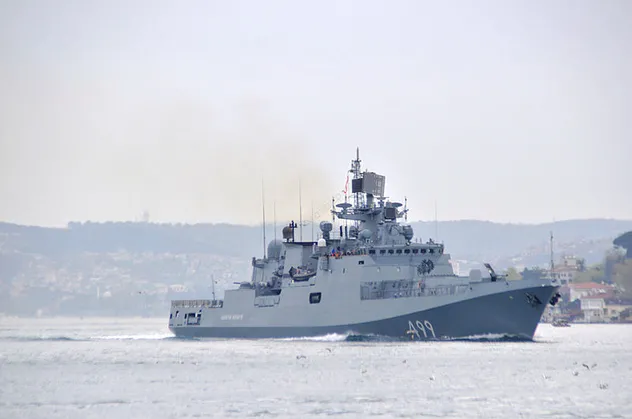 İstanbul Boğazı'nda dikkat çeken hareketlilik! Rus savaş gemisi Admiral Makarov geçiş yaptı