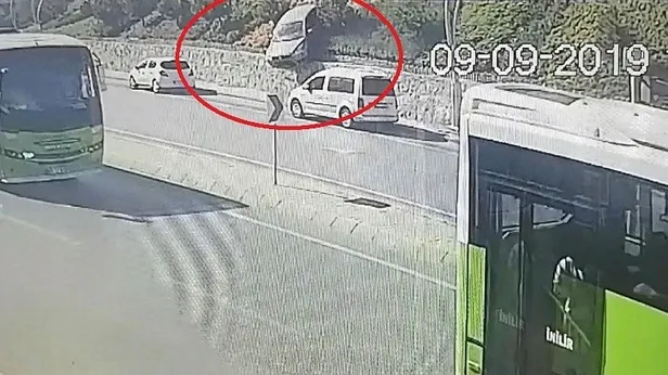 Kontrolden çıkan otomobil 20 metre yükseklikten yola böyle uçtu-2