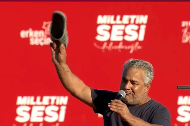 CHP'nin Maltepe mitinginde terlik tiyatrosu! 'Çöpten alıp giydim' diyen şahıs çilingir sofrasında alemde...