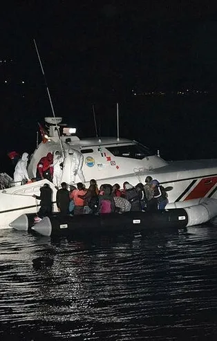 Son dakika: Yunanistan'ın ölüme terk ettiği 31 kaçak göçmen Türk Sahil Güvenlik ekiplerince kurtarıldı