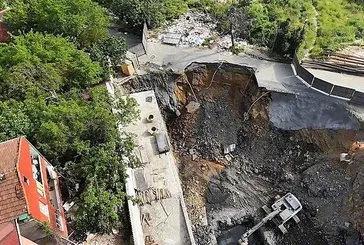 Gaziosmanpaşa’da inşaat kazısı sırasında yol çöktü! Facia drone ile görüntülendi