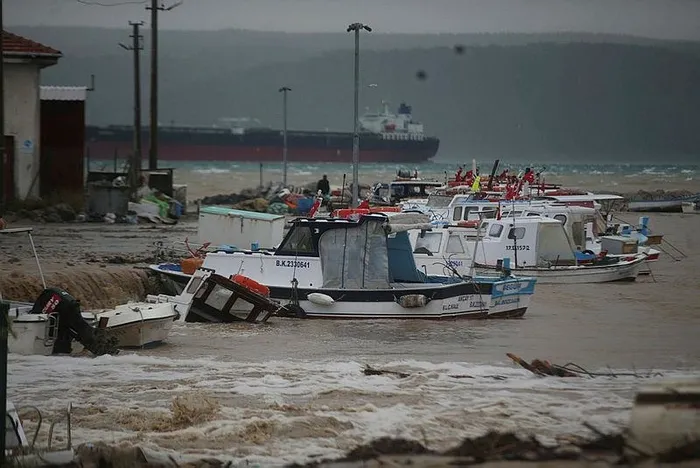 Çanakkale'de etkili olan yağış sele neden oldu! Kepez Deresi taştı, Lapseki'de yollar suyla doldu! Motosiklet ve motokuryelere fırtına yasağı-2