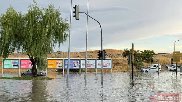 Sağanak ve dolu yağışı Ankara'yı yine felç etti! Yollar göle döndü, iş yerlerini su bastı - 1