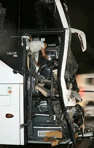 Sakarya'da facianın eşiğinden dönüldü! Yolcu otobüsü TIR'a arkadan çarptı: 25 yaralı