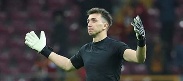 Muslera dikkat çekiyor