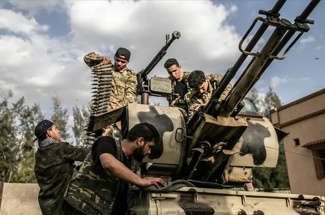 Son dakika: Libya ordusu, darbeci Hafter milislerine yakıt taşıyan araçları imha etti