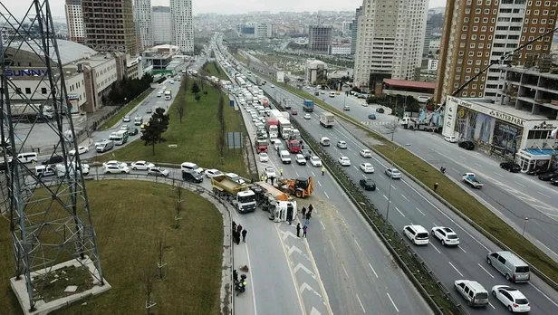 Son dakika: Esenyurt TEM Bağlantı Yolu'nda trafiği kilitleyen kaza! Hafriyat tırı devrildi-2