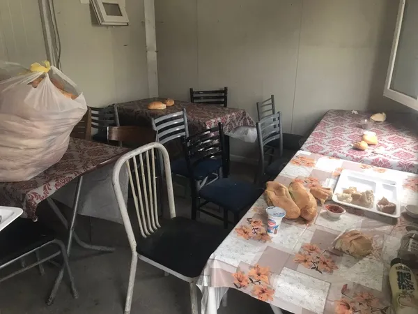 CHP’li İBB’nin metro inşaat şantiyesinden skandal görüntüler! 60 kişinin yemek yediği yemekhanede ne elektrik var ne su!-2