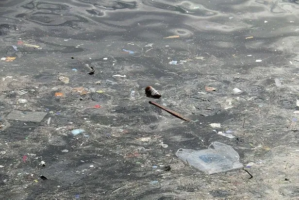 Son dakika: Yenikapı'daki kirlilik su altı drone kamerasında: Balıklar yaşam savaşı veriyor-2