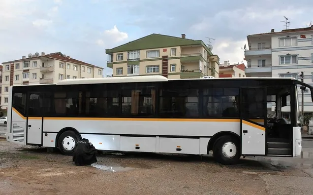 ankarada-park-icin-manevra-yapan-otobusun-altinda-kalan-90-yasindaki-yasli-adam-oldu-1624909657989.jpeg Ankara'da park için geri manevra yapan otobüsün altında kalan 90 yaşındaki adamın feci sonu: Geriye bastonu kaldı-3