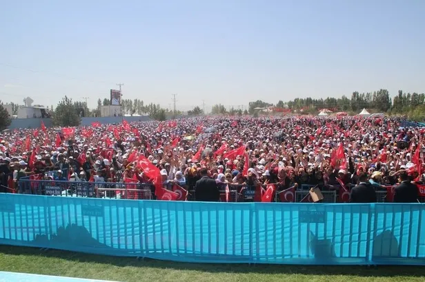 On binlerce Malazgirtli Cumhurbaşkanı Erdoğan'ı karşıladı-5