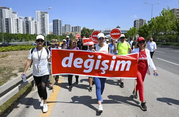 chpde-dananin-kuyrugu-kopuyor-bolu-belediye-baskani-tanju-ozcan-bugun-genel-merkezde-1689136602817.jpg CHP'de dananın kuyruğu koptu! 'Değişim' için kendini yollara vuran Tanju Özcan'dan Genel Merkez Kılıçdaroğlu'na bombardıman: Koltuk fırlattı-6