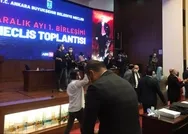 Demokrasi çığırtkanı CHPde bir skandal daha! Mansur Yavaş Meclis üyelerinin konuşmasına izin vermedi