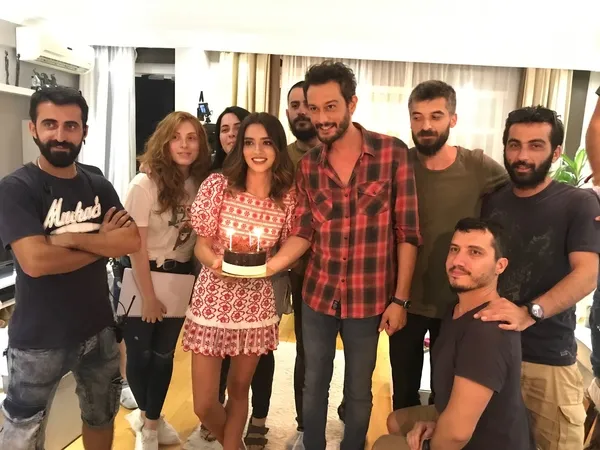 Kimse Bilmez'in Pilot ve Tuğçe'si için sürpriz parti! Kimse Bilmez 12. yeni bölümde yer yerinden oynayacak!-2