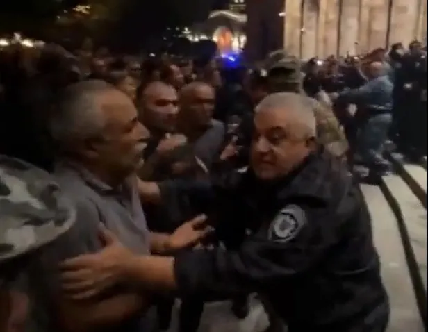 Ermenistan'da ikinci darbe girişimi: Bir grup, Azerbaycan'ın antiterör harekatı sonrası hükümet binası önünde toplandı-3