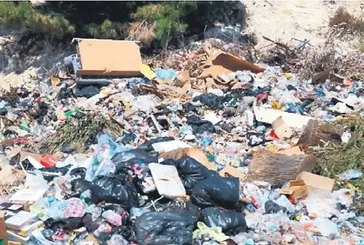 Foça'da çöpler keyfe keder toplanmıyor