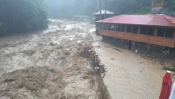 Rize son dakika! Rize'de sel kabusu sürüyor! Sağanak nedeniyle dereler taştı, yollar ulaşıma kapandı