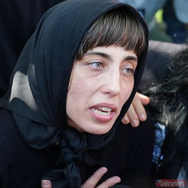 Annesinin Sosyal Medya Hesabını Kullanmaya Devam Eden Anjelik, O Paylaşımlarına Bir Yenisini Daha Ekledi. Çocukluk Yıllarına Ait Anne-Kız Pozunu Yayınlayan...