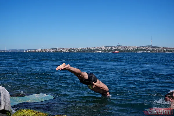 İstanbul’da sıcak havadan bunalanlar denize girerek serinledi - 5