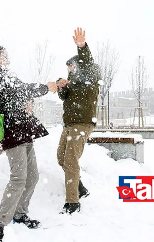 13 Ocak Perşembe yarın hangi illerde okullar tatil olacak? Bugün okullar tatil mi? Kar tatili olan iller hangileri? MEB Valilik açıklaması...