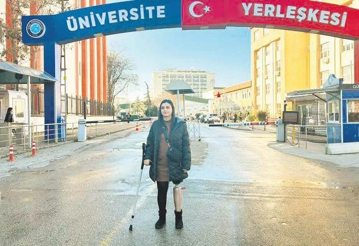 Bacağı kesildi ama o yılmadı: Doktora öğrencisi depremzede Aylin, protezi ile üniversiteye döndü!-2
