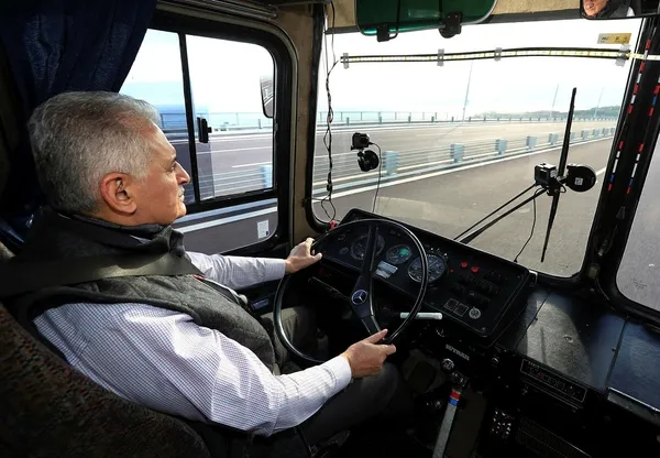 Başbakan Yıldırım otobüsün direksiyonuna geçti
