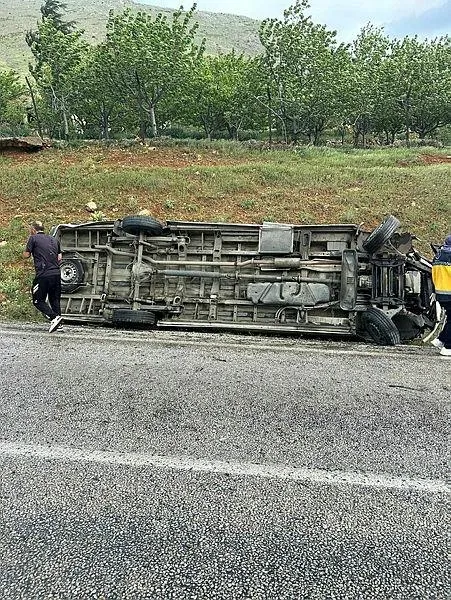 malatyada-minibus-devrildi-1i-agir-15-yarali-1715418504292.jpeg