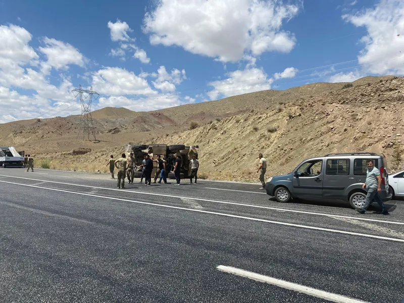 VAN-HAKKARİ YOLUNDA ASKERİ ARAÇ DEVRİLDİ