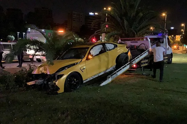 Caddebostan Sahili'nde aşırı hızlı lüks otomobiliyle kaza yapan sürücü olay yerinden kaçtı