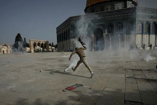 SON DAKİKA: İşgalci İsrail polisinden Mescid-i Aksa'yı işgal girişimi!-7